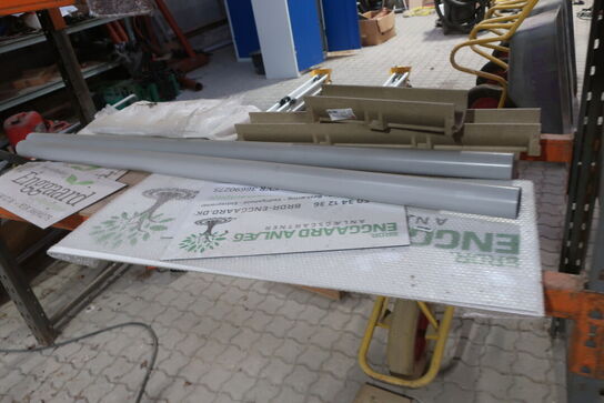 Pallereol med indhold og trillebør