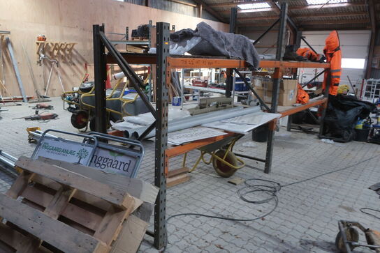 Pallereol med indhold og trillebør