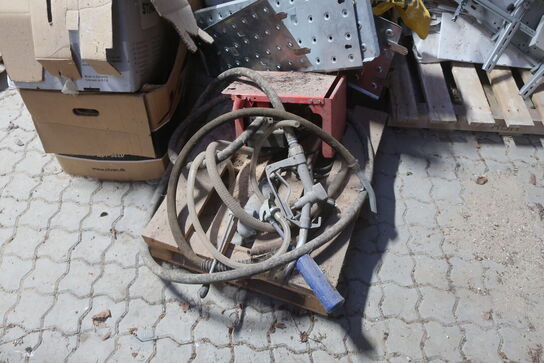 søjleboremaskine, stole, rør m.m.