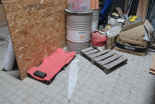 søjleboremaskine, stole, rør m.m.