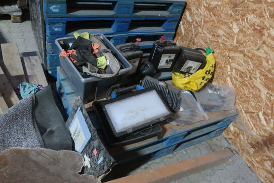 søjleboremaskine, stole, rør m.m.