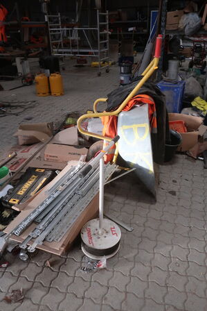 Reol med indhold, trillebør og hvad der ligge lige omkring den