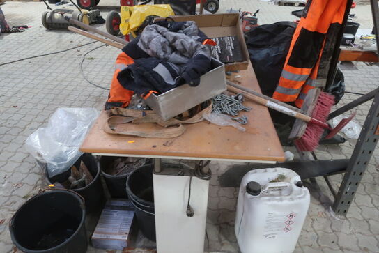 Bord, stol, værktøj m.m.