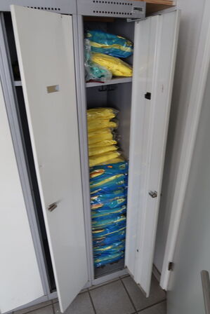 Bænk, div. Arbejdstøj, rengøringsmidler m.m.