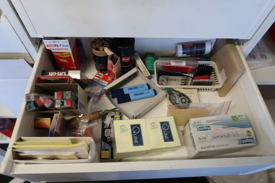 Reolsystem med div. Kontorartikler