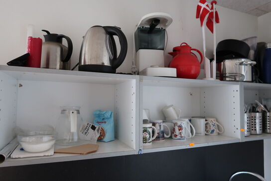 2 stk. kaffemaskiner, termokander, div. Køkkenservice m.m.