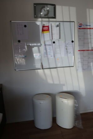 2 stk. skraldespande samt whiteboard