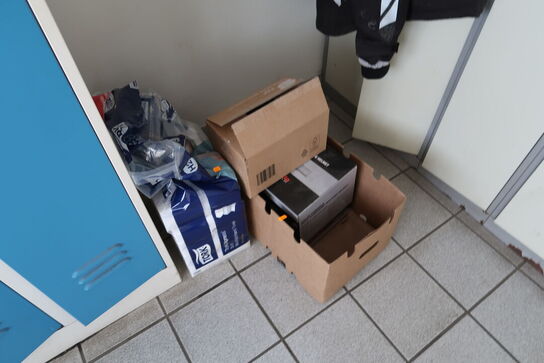 Bænk, div. Arbejdstøj, rengøringsmidler m.m.