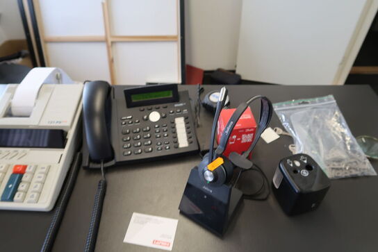 2 stk. computerskærme HP E24u G4, tastatur, mus, headset JABRA m.m.