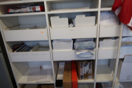 Reolsystem med div. Kontorartikler