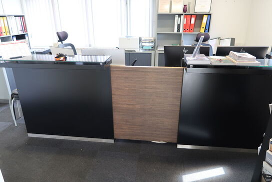 Receptionsdisk samt brochureholder