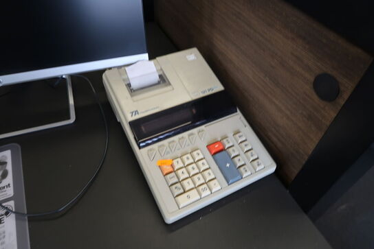 2 stk. computerskærme HP 24 FW, tastatur, mus, lommeregner m.m.