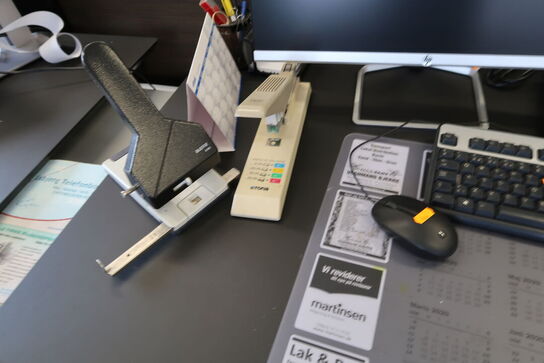 2 stk. computerskærme HP 24 FW, tastatur, mus, lommeregner m.m.