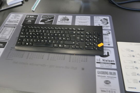 2 stk. computerskærme HP E243, tastatur, headset JABRA, dockingstation m.m.