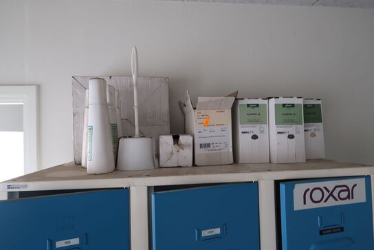 Bænk, div. Arbejdstøj, rengøringsmidler m.m.