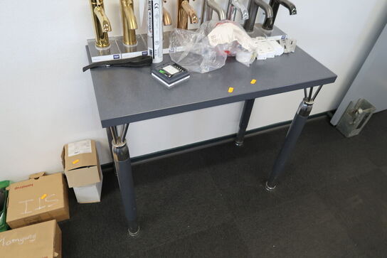 Bord med div. Badeværelsesarmaturer GROHE