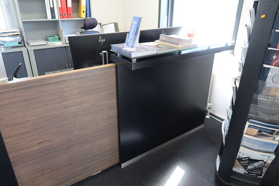 Receptionsdisk samt brochureholder