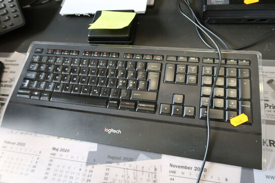 2 stk. computerskærme HP 24 FW, tastatur, mus, lommeregner m.m.