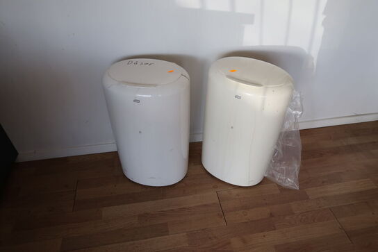 2 stk. skraldespande samt whiteboard