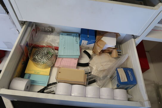 Reolsystem med div. Kontorartikler