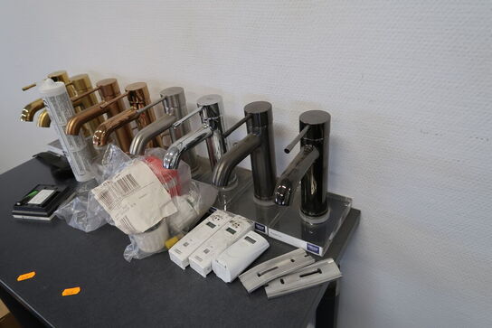 Bord med div. Badeværelsesarmaturer GROHE