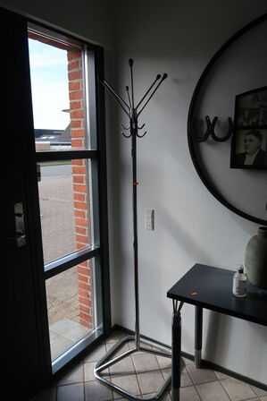 Stumtjener samt bord