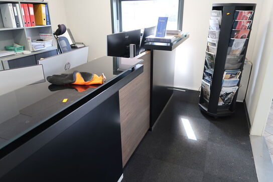 Receptionsdisk samt brochureholder