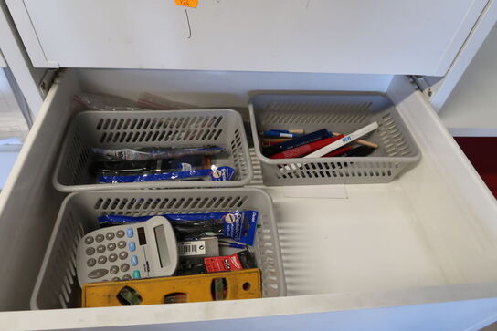 Reolsystem med div. Kontorartikler