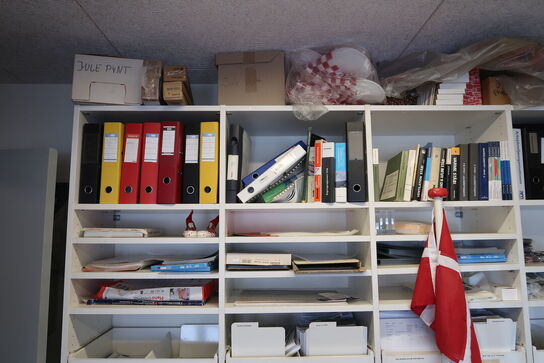 Reolsystem med div. Kontorartikler