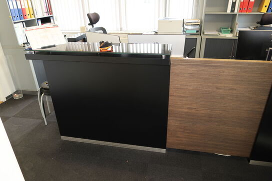 Receptionsdisk samt brochureholder