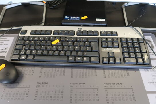 2 stk. computerskærme HP 24 FW, tastatur, mus, lommeregner m.m.