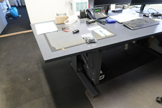 El. hæve/sænke skrivebord uden indhold med kontorstol og skuffemodul