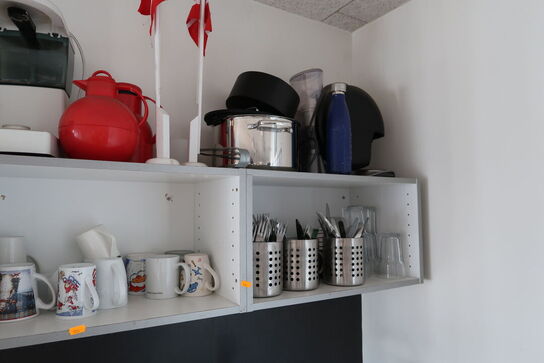 2 stk. kaffemaskiner, termokander, div. Køkkenservice m.m.