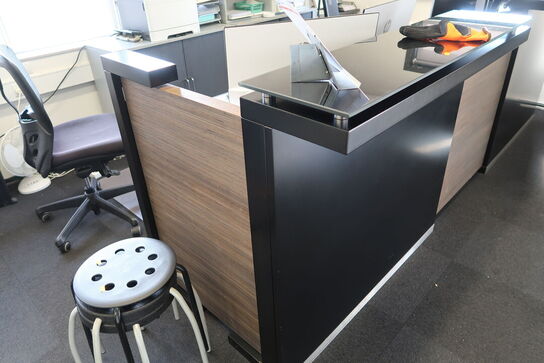 Receptionsdisk samt brochureholder