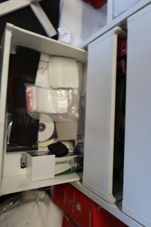 Reolsystem med div. Kontorartikler