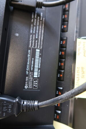 2 stk. computerskærme HP 24 FW, tastatur, mus, lommeregner m.m.