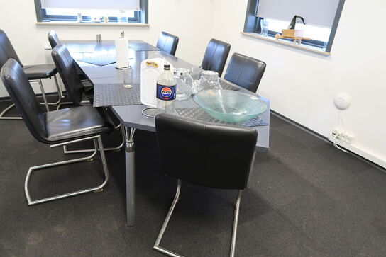 Spisebord med 8 stk. spisebordsstole