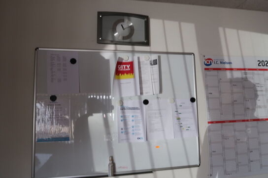 2 stk. skraldespande samt whiteboard