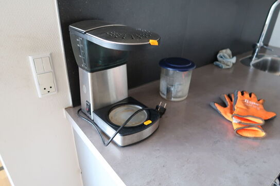 2 stk. kaffemaskiner, termokander, div. Køkkenservice m.m.