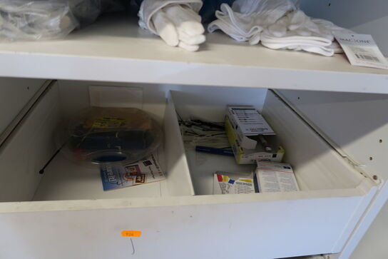 Reolsystem med div. Kontorartikler