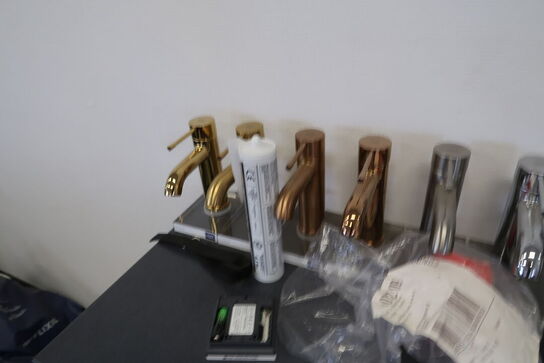 Bord med div. Badeværelsesarmaturer GROHE