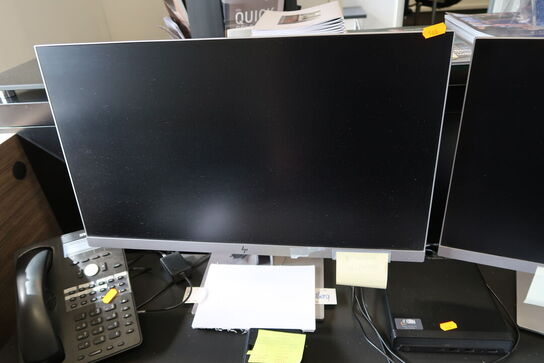 2 stk. computerskærme HP 24 FW, tastatur, mus, lommeregner m.m.
