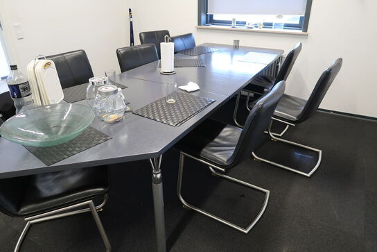 Spisebord med 8 stk. spisebordsstole