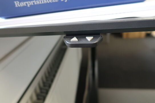 El. hæve/sænke skrivebord uden indhold med kontorstol