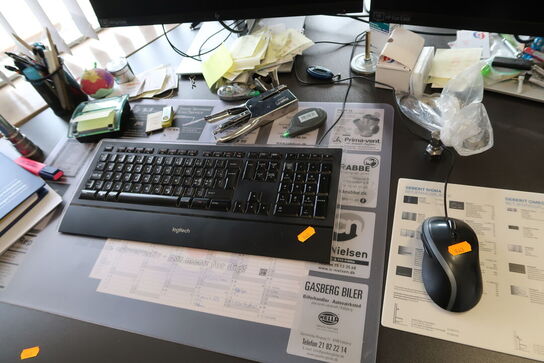 2 stk. computerskærme HP E24u G4, tastatur, mus, headset JABRA m.m.