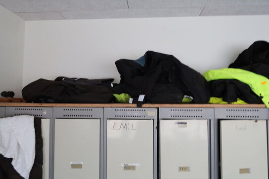 Bænk, div. Arbejdstøj, rengøringsmidler m.m.