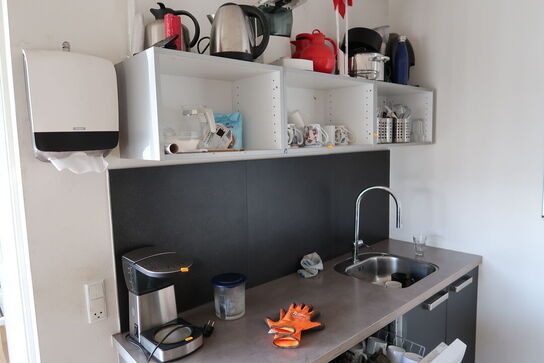 2 stk. kaffemaskiner, termokander, div. Køkkenservice m.m.