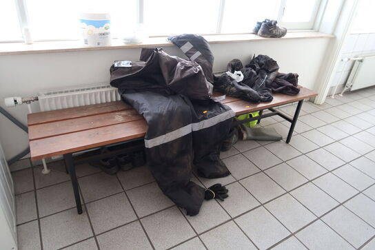 Bænk, div. Arbejdstøj, rengøringsmidler m.m.