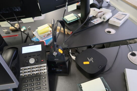 2 stk. computerskærme HP E243, tastatur, headset JABRA, dockingstation m.m.