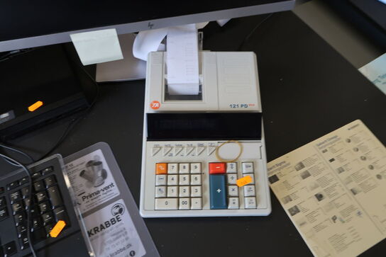 2 stk. computerskærme HP 24 FW, tastatur, mus, lommeregner m.m.